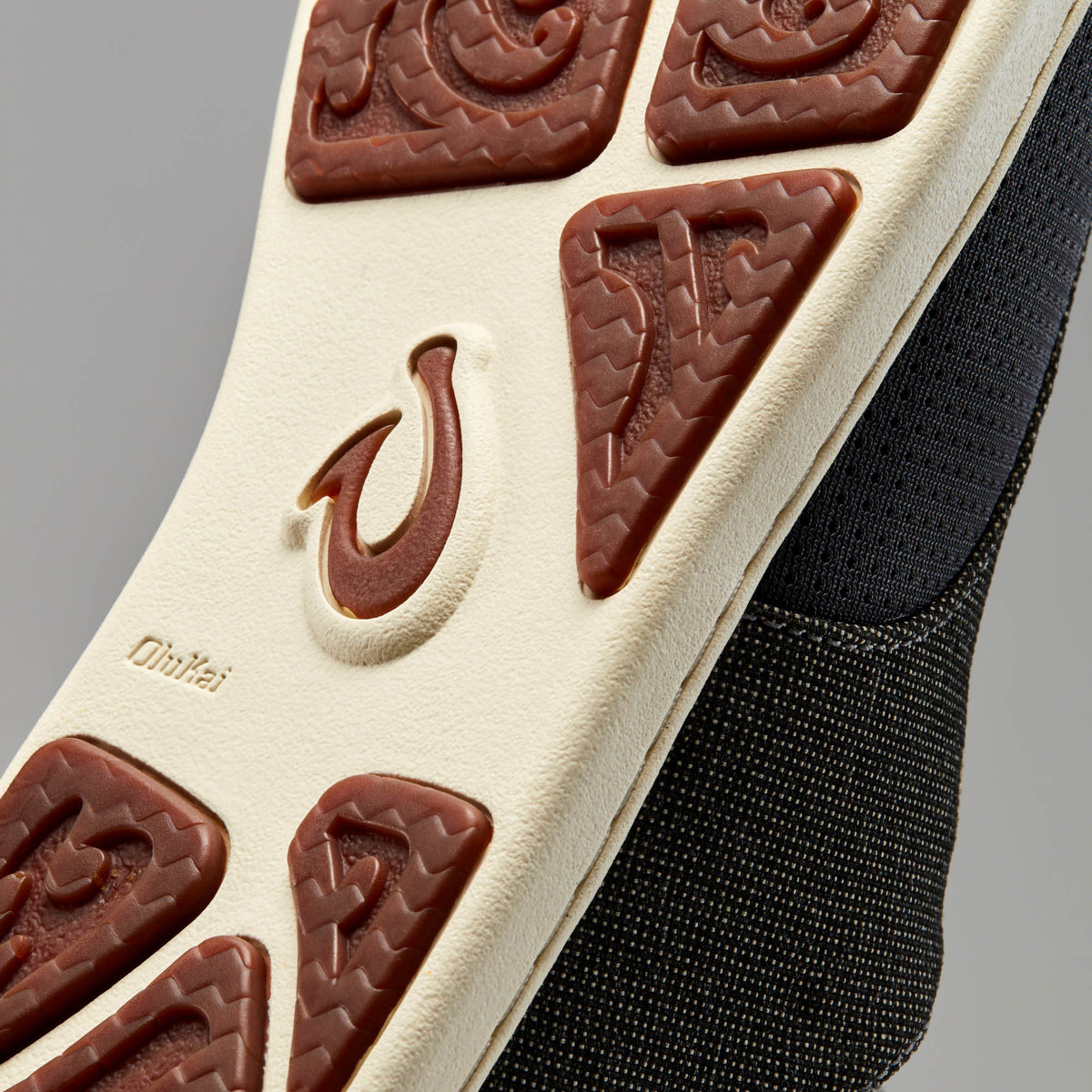 OluKai Featured | Nohea Moku Men's Boat Shoes - Charcoal / Clay