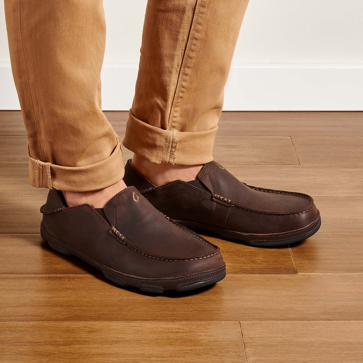 OluKai Everyday | Moloā Men's Leather Slip On Shoes - Dark Wood / Dark Java