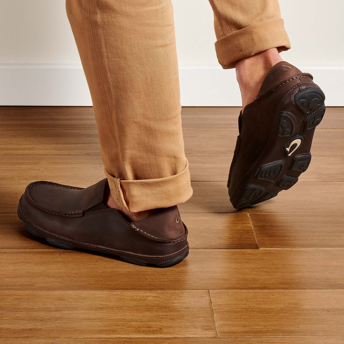 OluKai Everyday | Moloā Men's Leather Slip On Shoes - Dark Wood / Dark Java