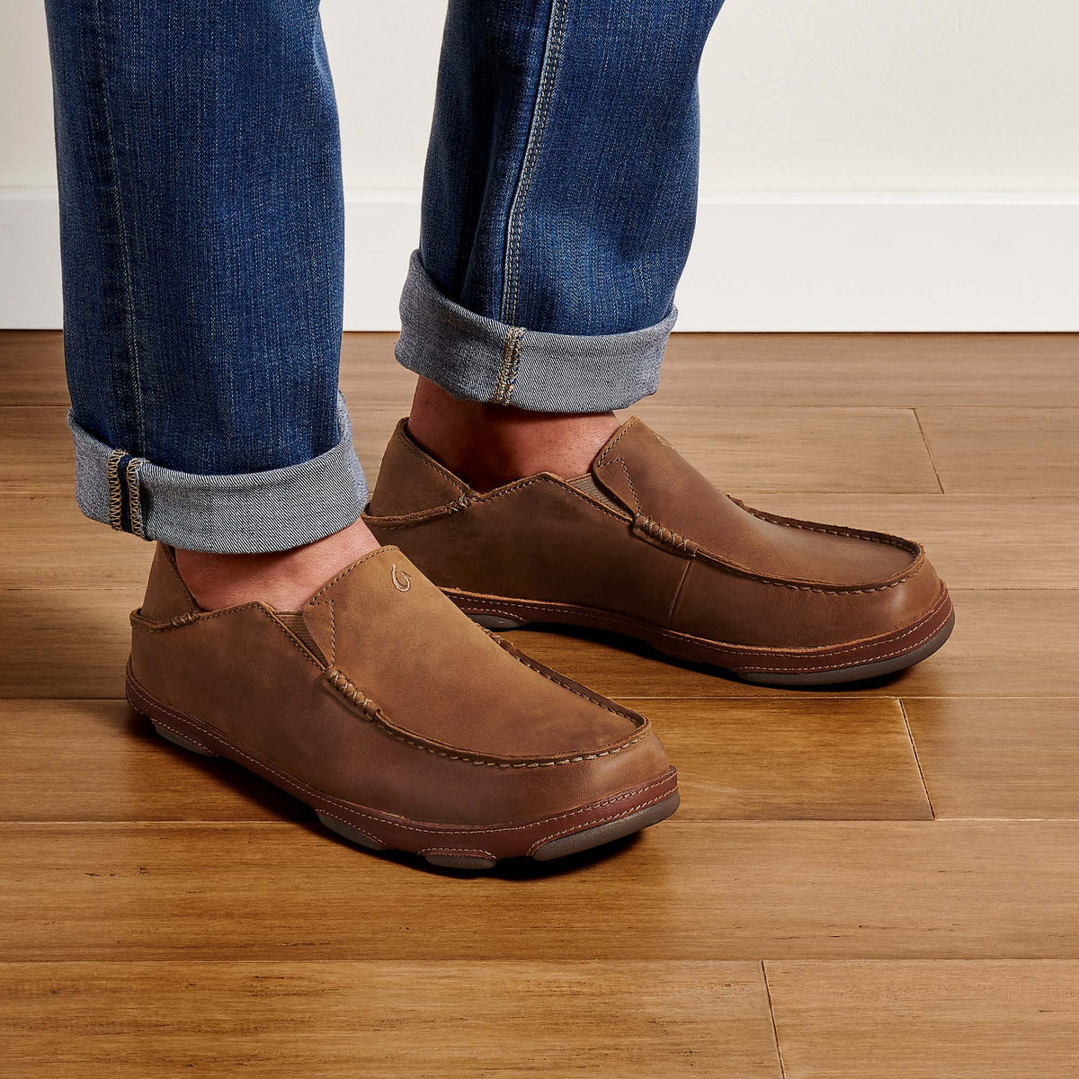 OluKai Exclusive | Moloā Men's Leather Slip On Shoes - Ray / Toffee