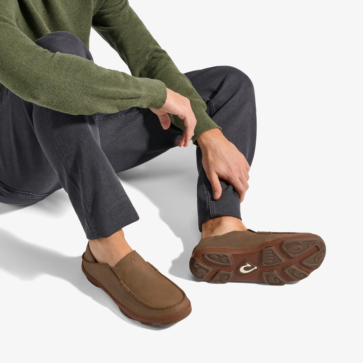 OluKai Exclusive | Moloā Men's Leather Slip On Shoes - Ray / Toffee