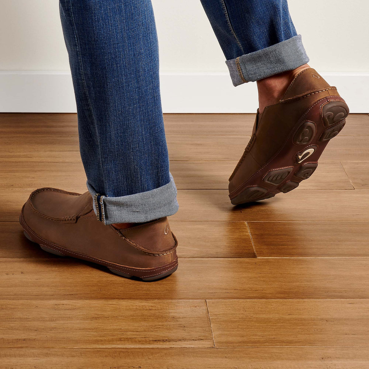 OluKai Exclusive | Moloā Men's Leather Slip On Shoes - Ray / Toffee