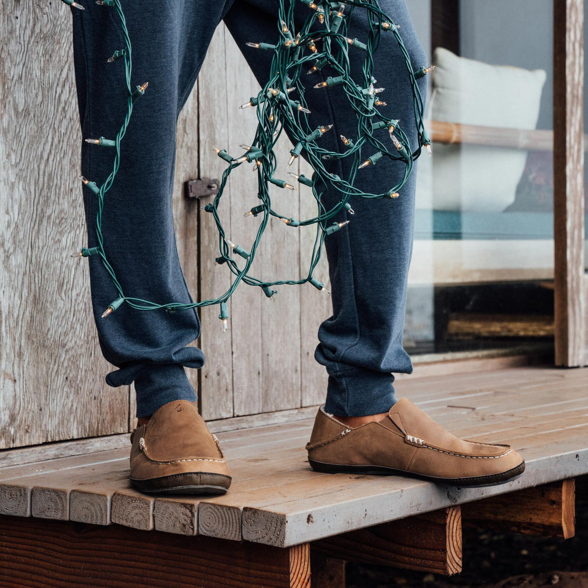 OluKai Featured | Moloā Men's Leather Slippers - Toffee / Dark Wood