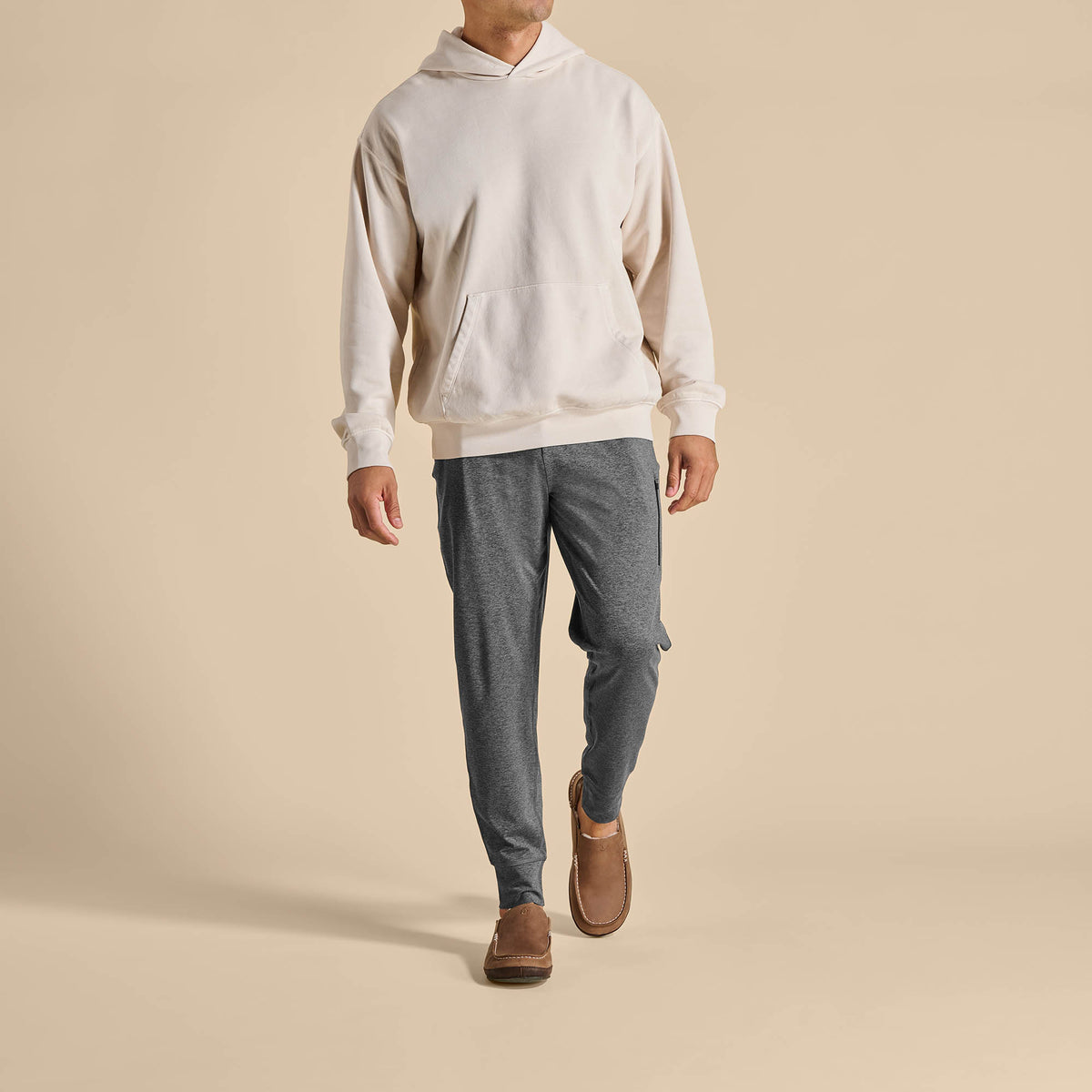 OluKai Featured | Moloā Men's Leather Slippers - Toffee / Dark Wood