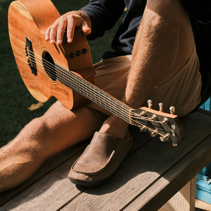 OluKai Featured | Moloā Men's Leather Slippers - Toffee / Dark Wood
