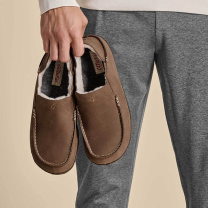 OluKai Featured | Moloā Men's Leather Slippers - Toffee / Dark Wood