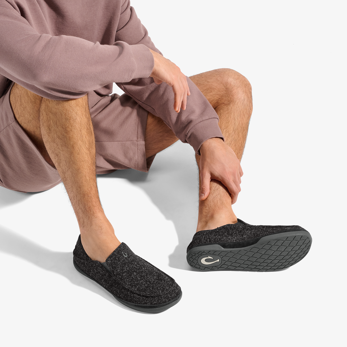 OluKai Exclusive | Moloā Hulu Men’s Wool Slippers - Black