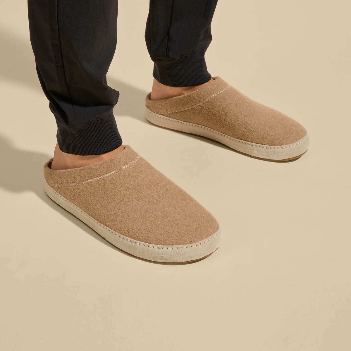OluKai Everyday | Hāmani Hulu Men’s Wool Mule Slippers - Oatmeal