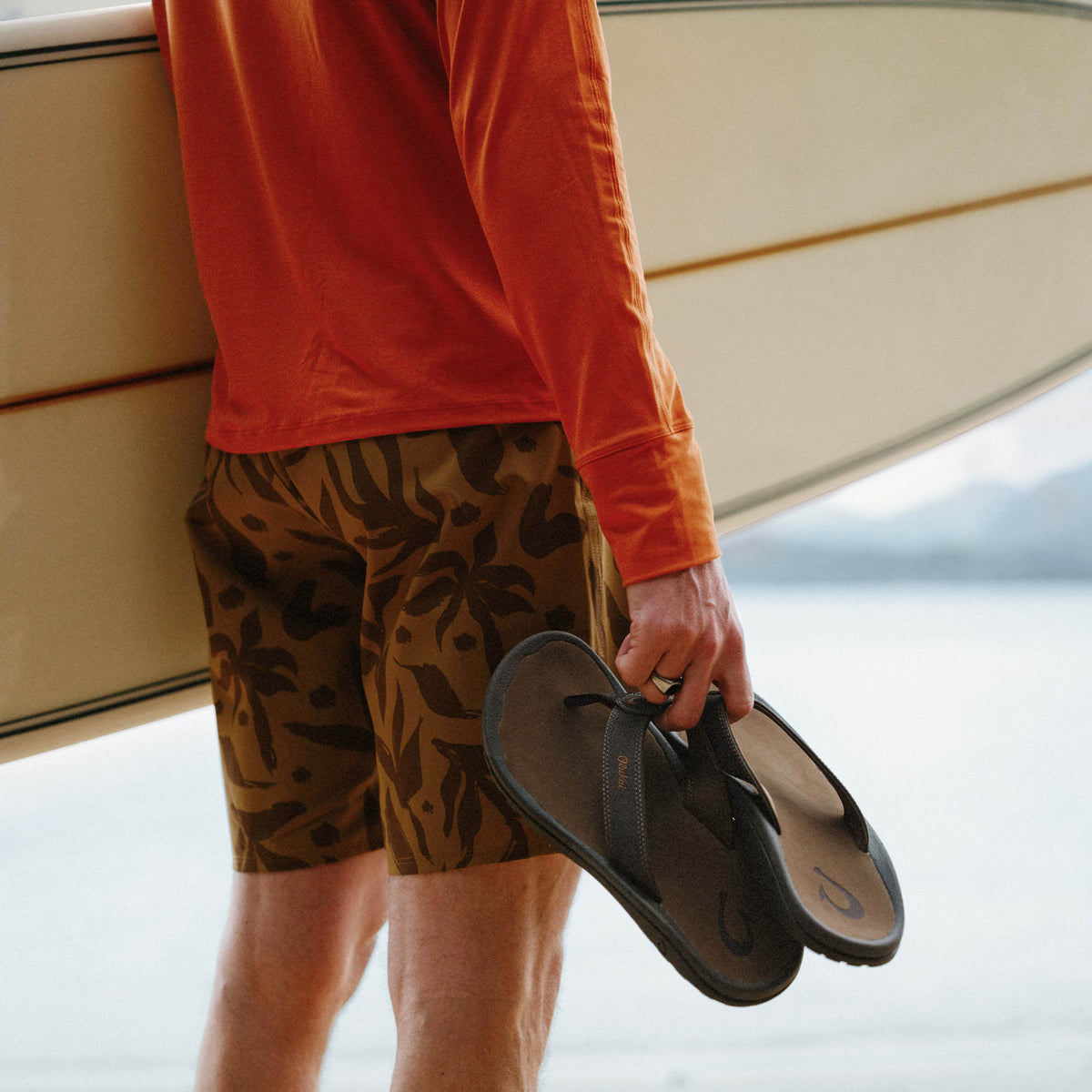 OluKai Deals | ‘Ohana Men's Beach Sandals - Dark Java / Ray