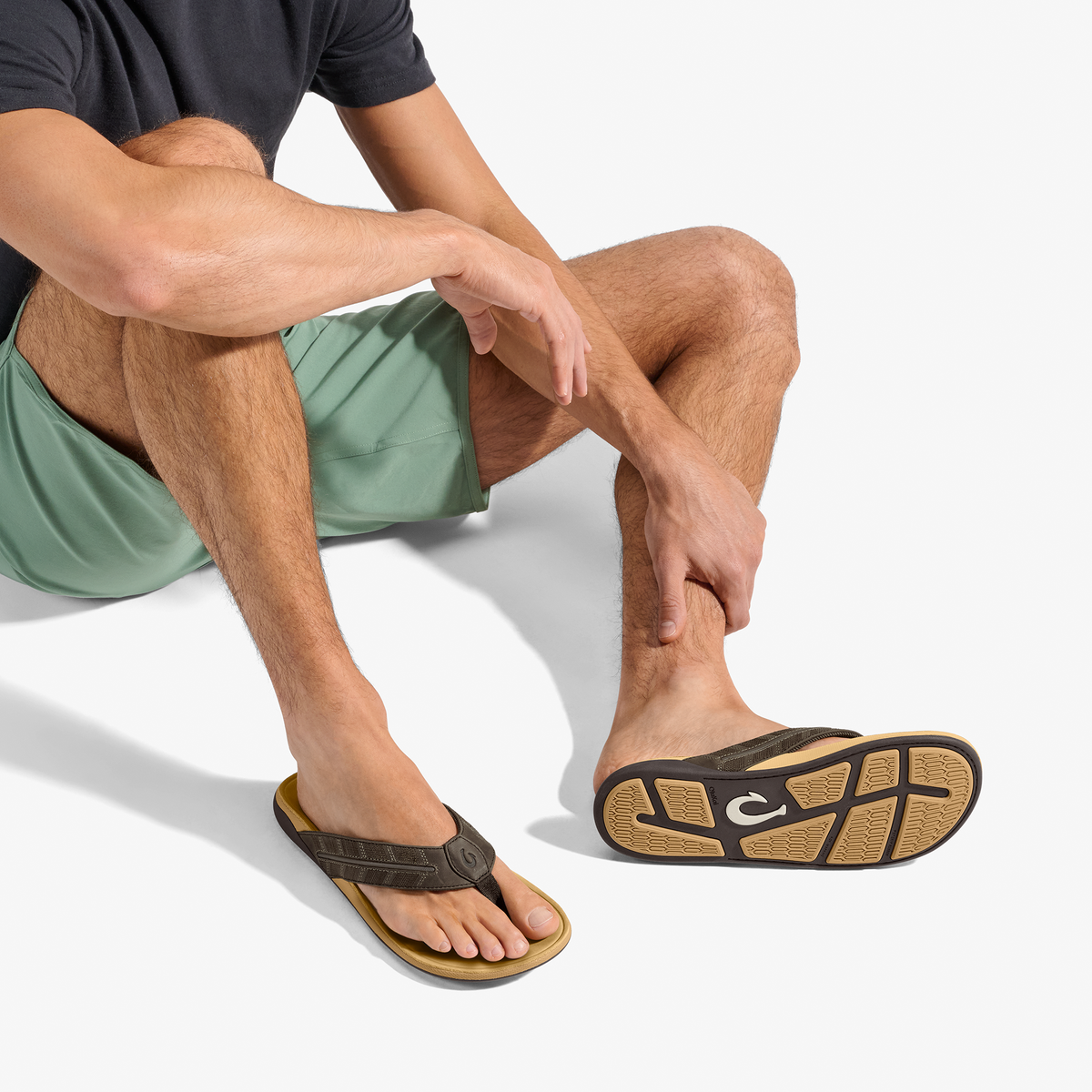 OluKai Best Seller | Tuahine Palm - Dk Java / Golden Sand