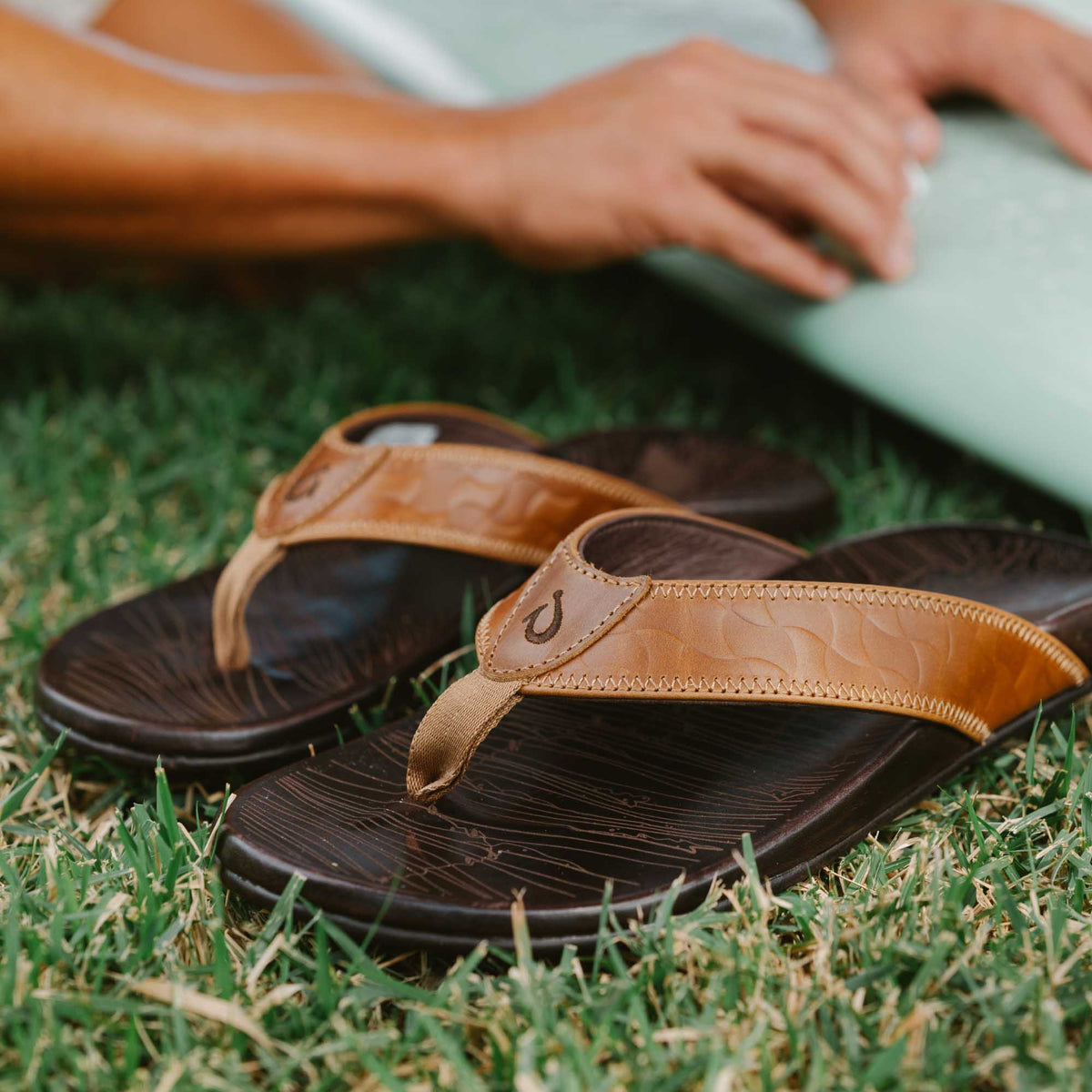 OluKai Classic | Hikianalia - Tan / Dark Java