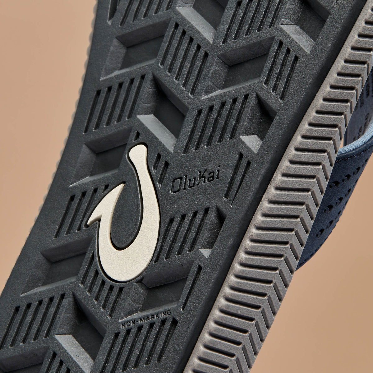OluKai Sale | Ulele Men's Beach Sandals - Blue Depth / Charcoal