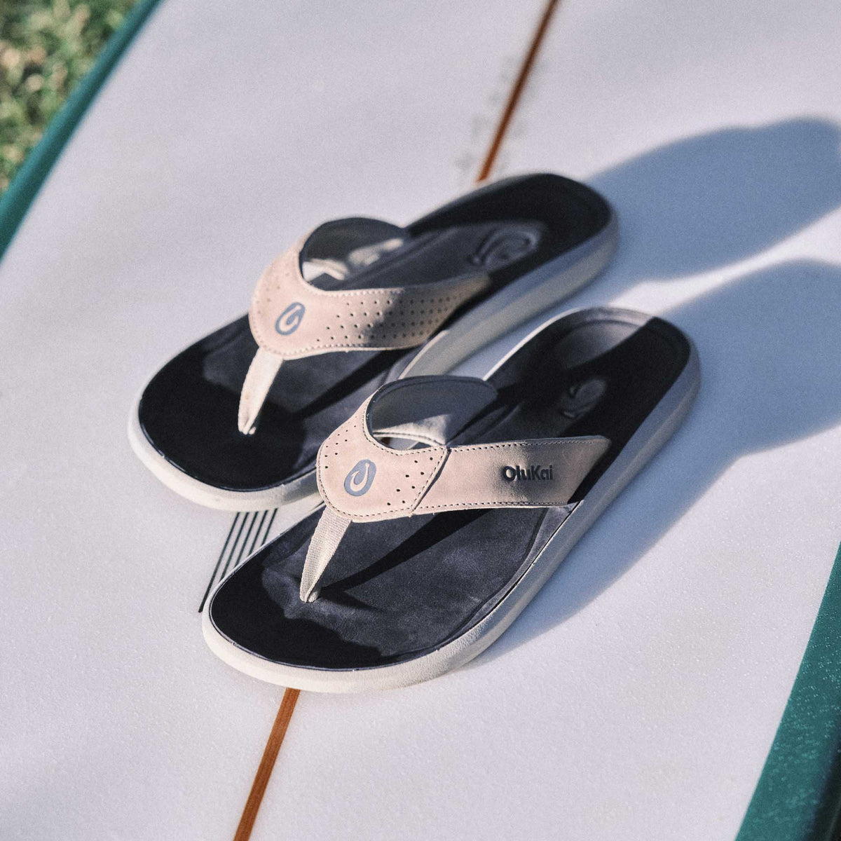 OluKai Trending | Pili Men’s Waterproof Leather Sandals - Ash / Mood Indigo