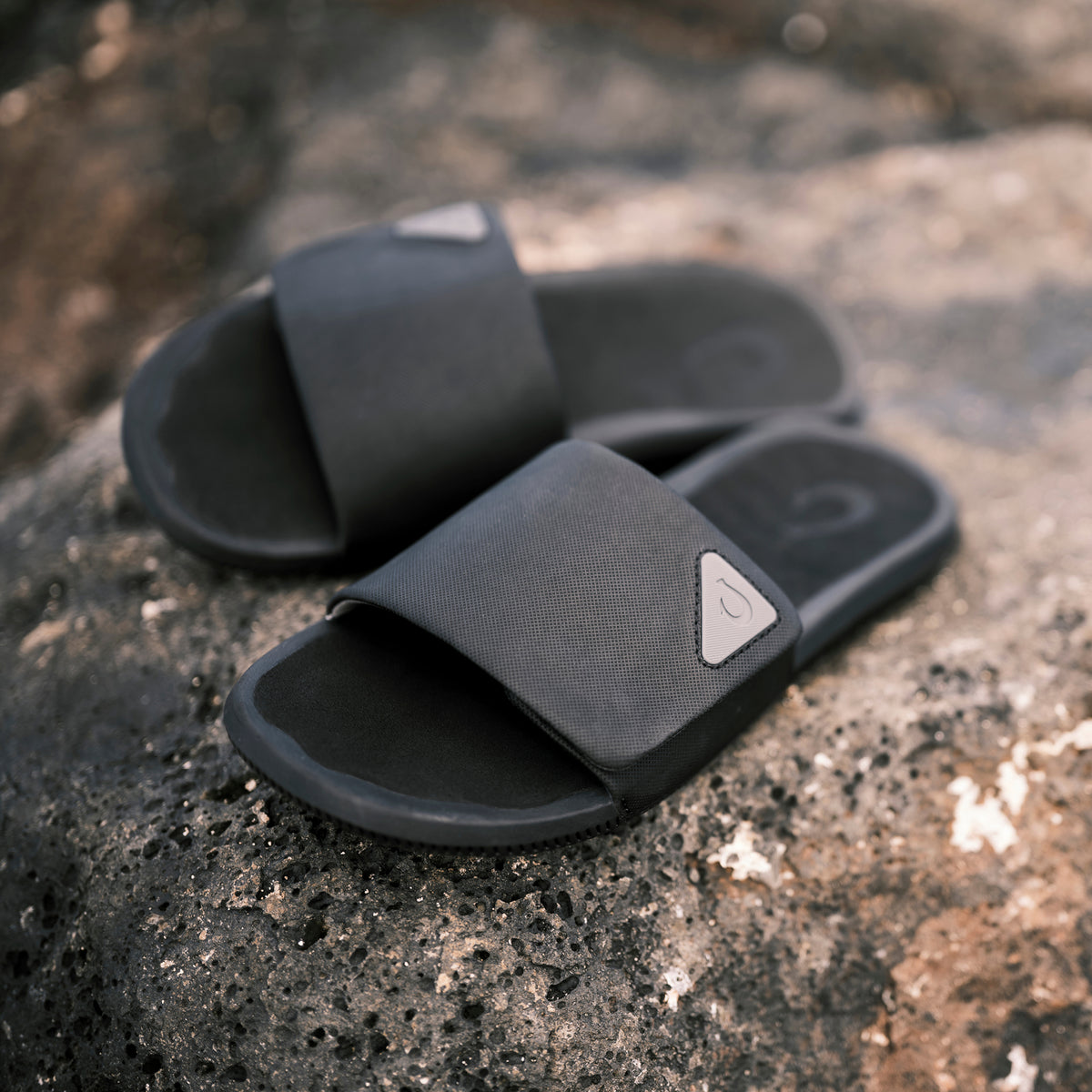 OluKai New | Ulele Slide - Lava Rock / Lava Rock