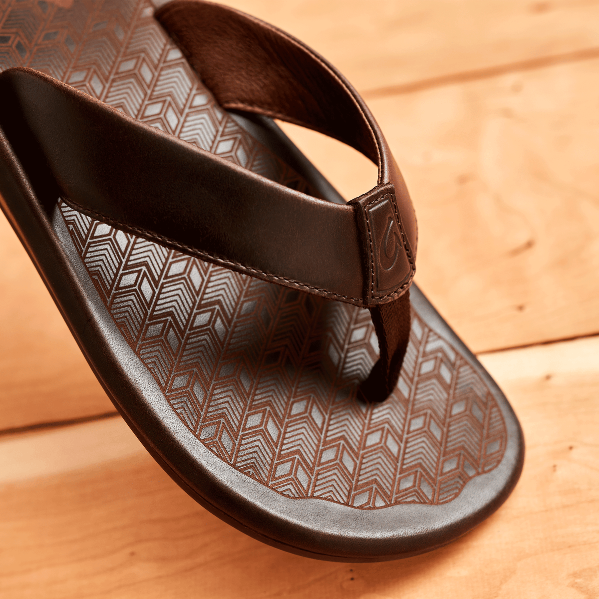 OluKai Classic | ‘Ilikai Men‘s Leather Beach Sandals - Dark Wood