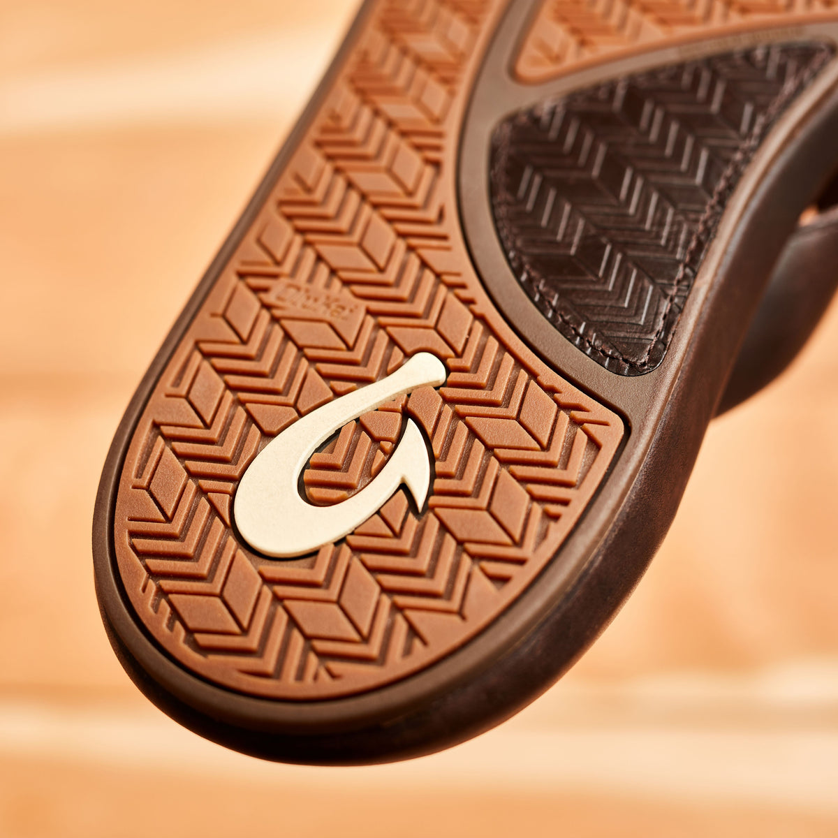 OluKai Classic | ‘Ilikai Men‘s Leather Beach Sandals - Dark Wood