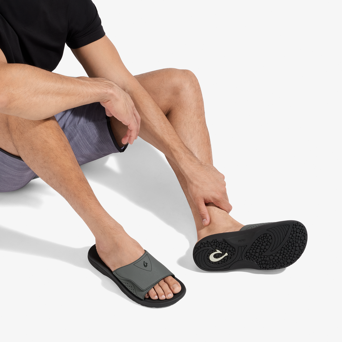 OluKai Everyday | Nalu Slide - Rock / Black