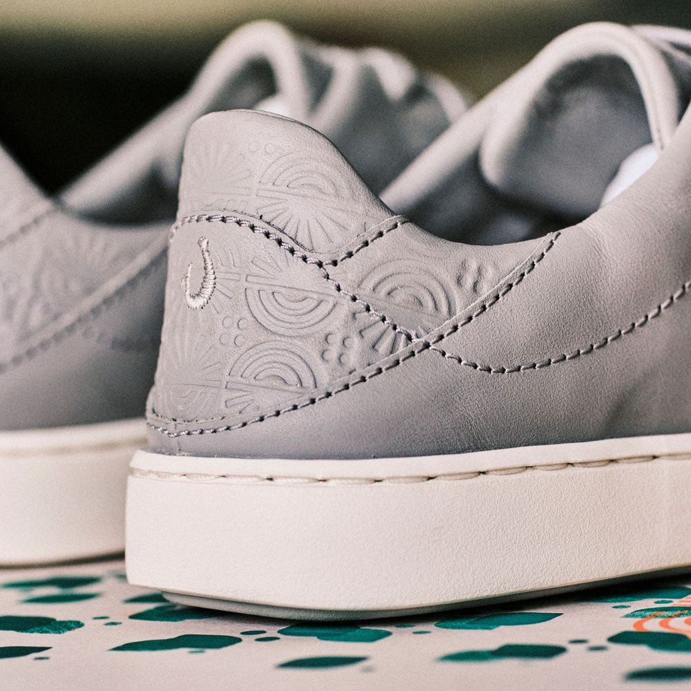 OluKai Trending | Pehuea Lī ‘Ili Women's Leather Sneakers - Ash