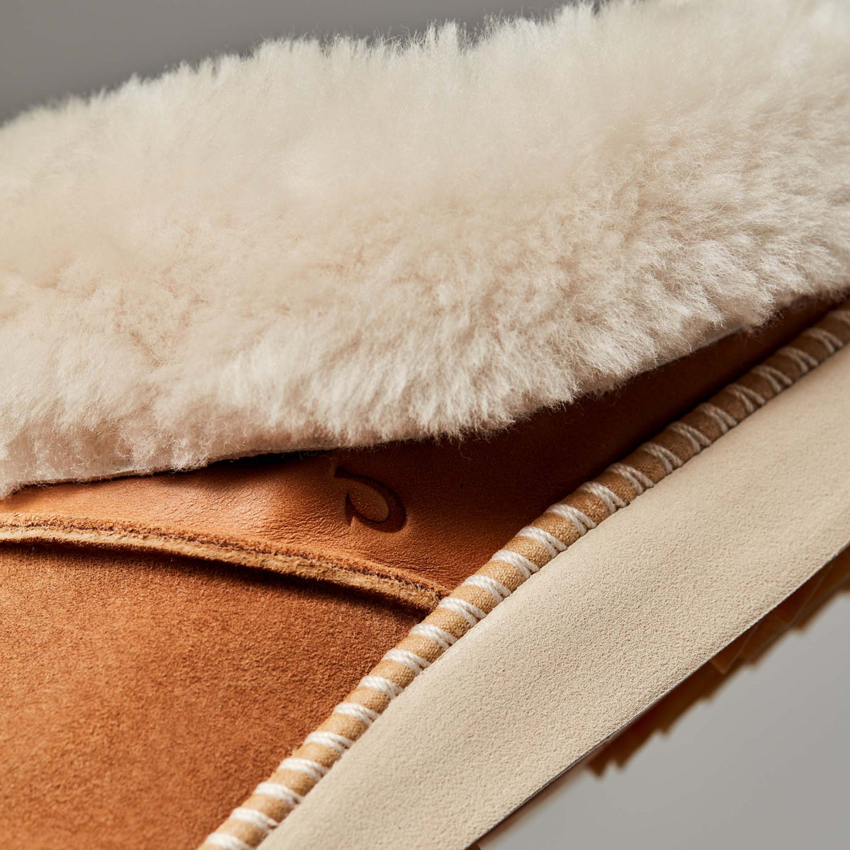 OluKai Great Value | Ku‘i Women‘s Slip-On Slippers - Tan / Bone