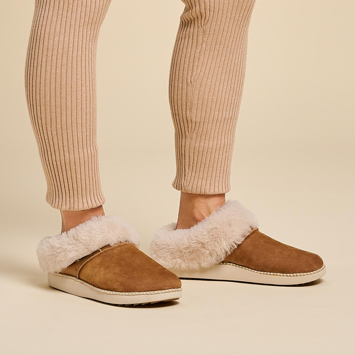 OluKai Great Value | Ku‘i Women‘s Slip-On Slippers - Tan / Bone