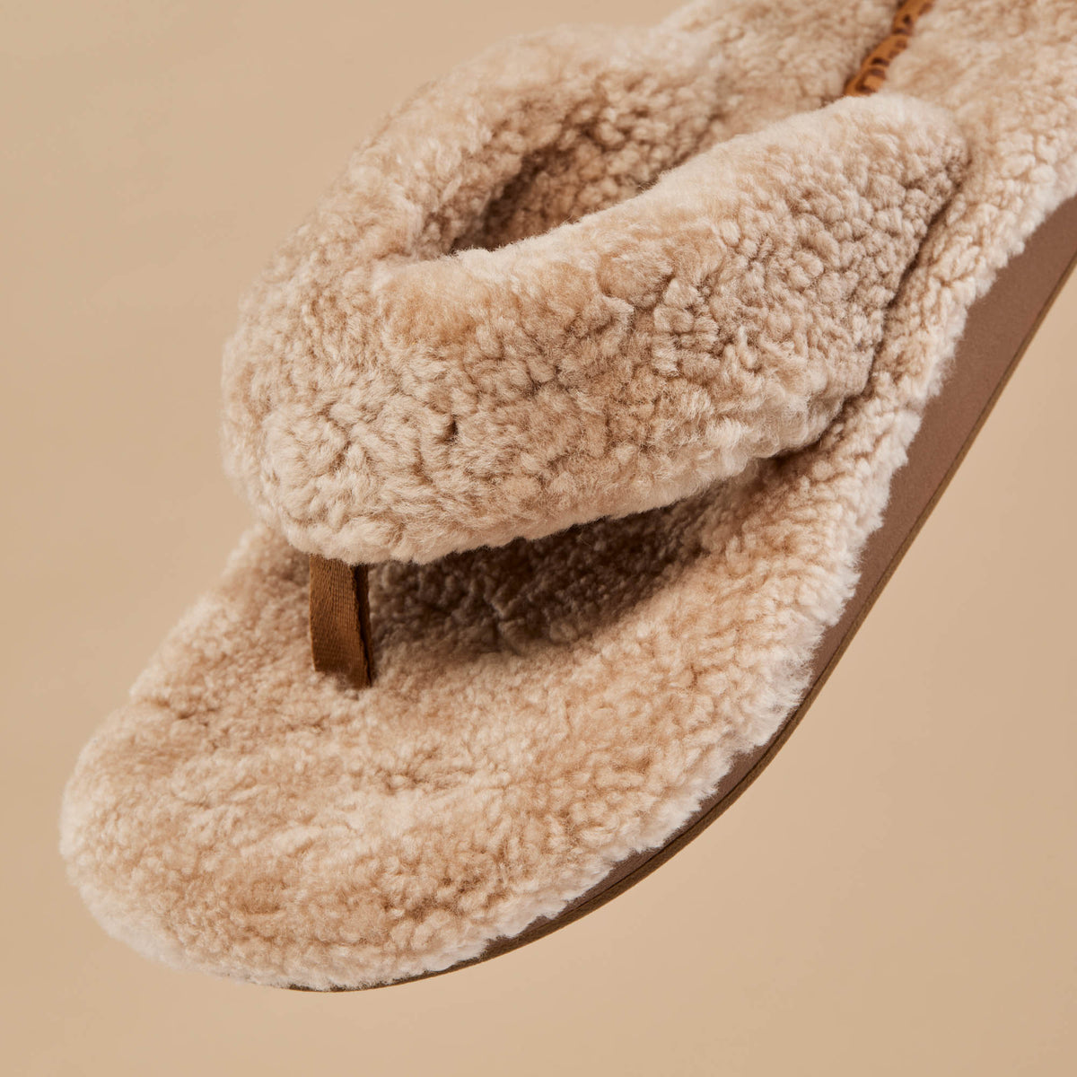 OluKai Recommended | Kīpe'a Heu Women‘s Flip Flop Slippers - Tan