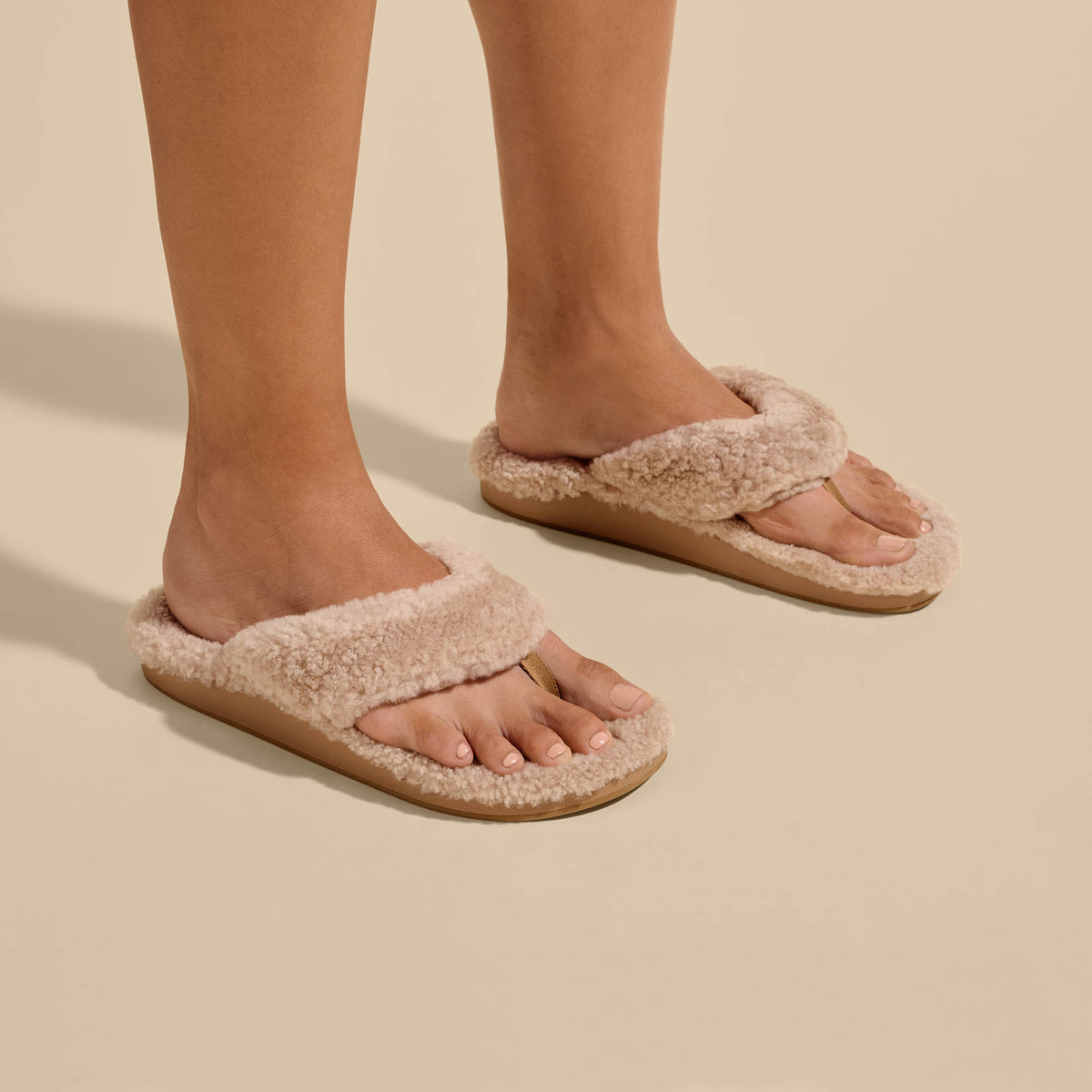 OluKai Recommended | Kīpe'a Heu Women‘s Flip Flop Slippers - Tan