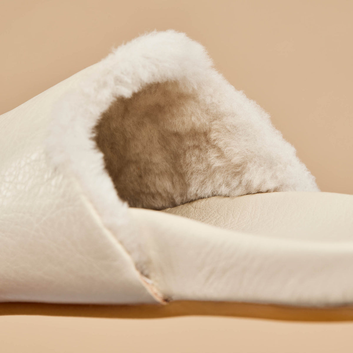 OluKai Deals | Kōnea Women’s Leather Slipper Mules - Bone