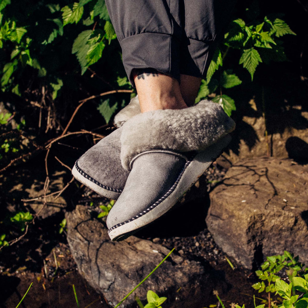 OluKai Classic | Ku‘i Women’s Fuzzy Slip-On Slippers - Fog