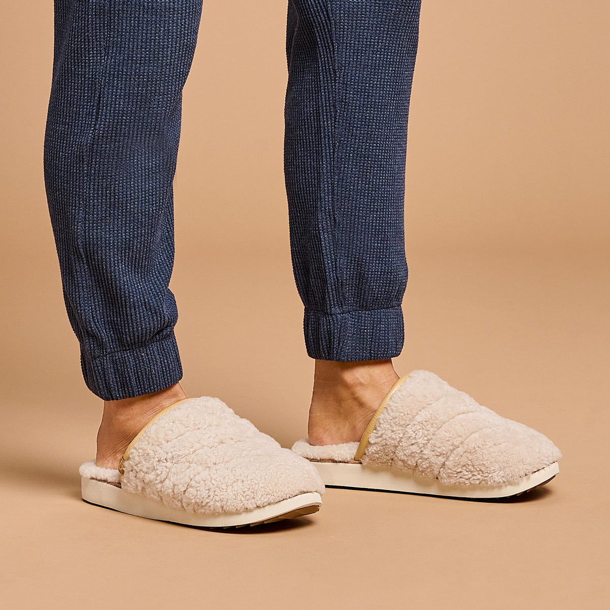 OluKai Popular | Pūpū Mua Women’s Shearling Mule Slipper - Tapa