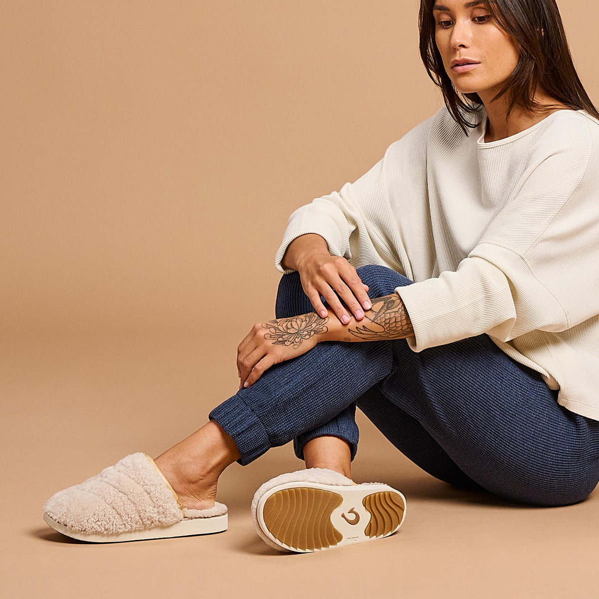 OluKai Popular | Pūpū Mua Women’s Shearling Mule Slipper - Tapa