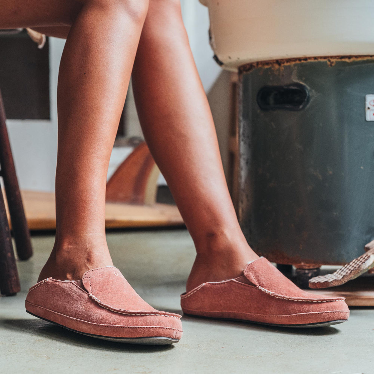 OluKai Deals | Nohea Women's Leather Slippers - Cedarwood