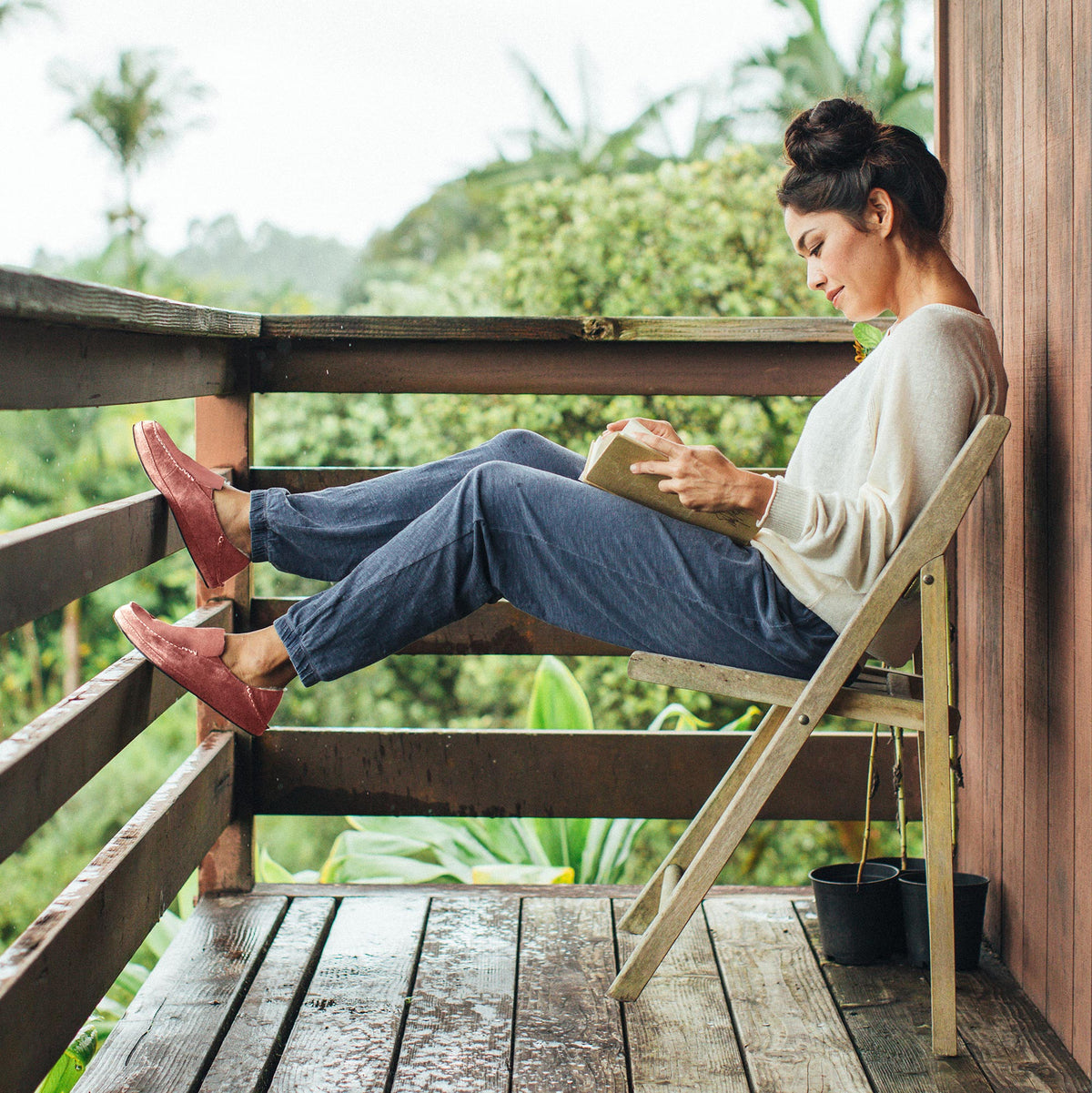 OluKai Deals | Nohea Women's Leather Slippers - Cedarwood