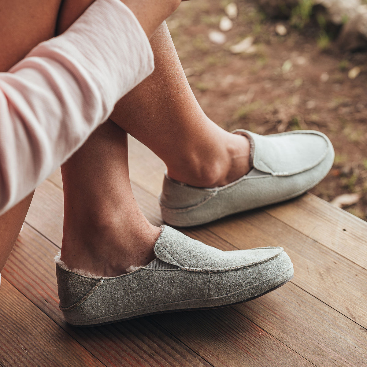 OluKai Trusted | Nohea Women's Leather Slippers - Pale Grey