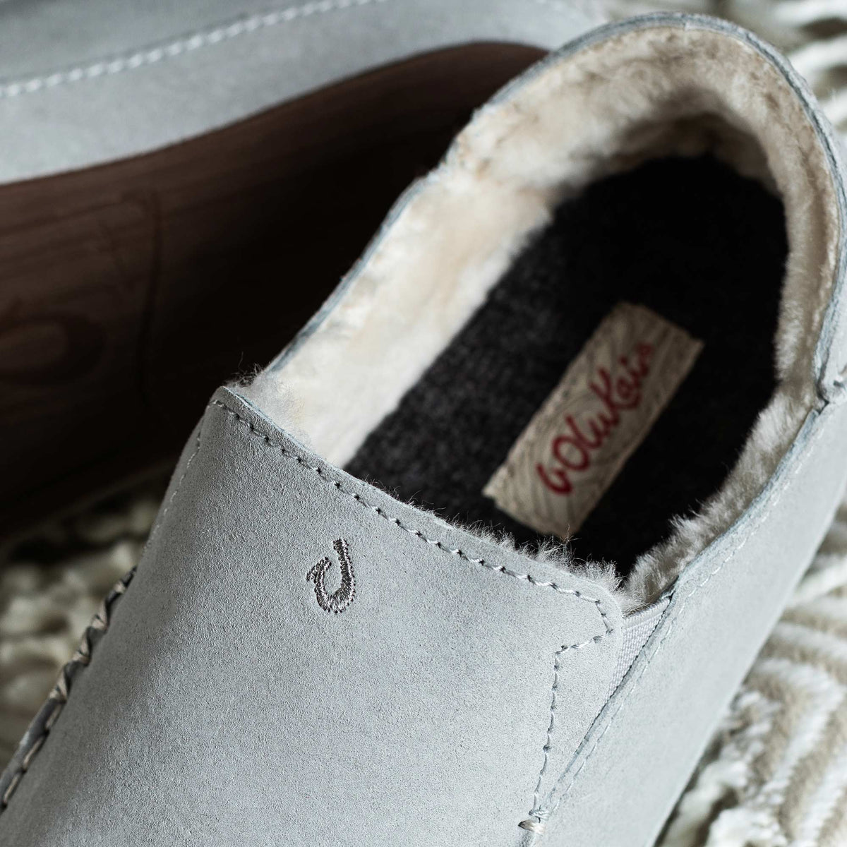OluKai Trusted | Nohea Women's Leather Slippers - Pale Grey