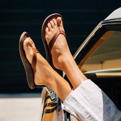 OluKai Great Value | Paniolo Women’s Leather Beach Flip Flops - Natural