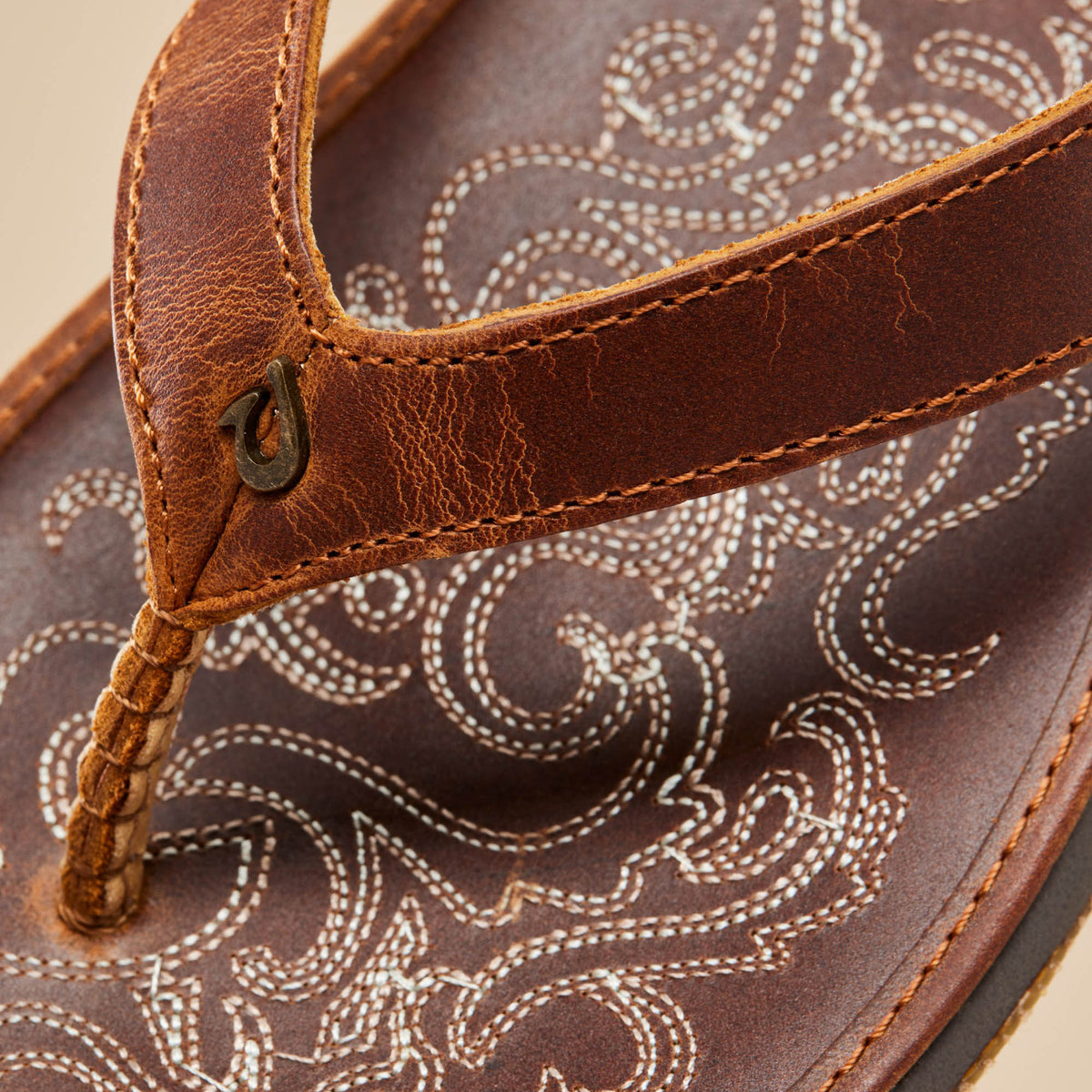 OluKai Great Value | Paniolo Women’s Leather Beach Flip Flops - Natural