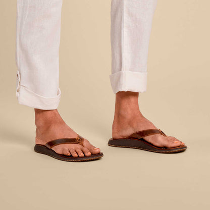 OluKai Great Value | Paniolo Women’s Leather Beach Flip Flops - Natural