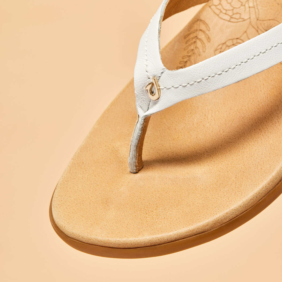 OluKai Smart Buy | Honu Women’s Leather Sandals - Bright White / Golden Sand