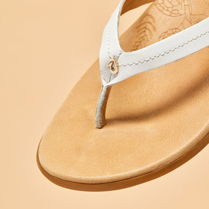 OluKai Smart Buy | Honu Women’s Leather Sandals - Bright White / Golden Sand