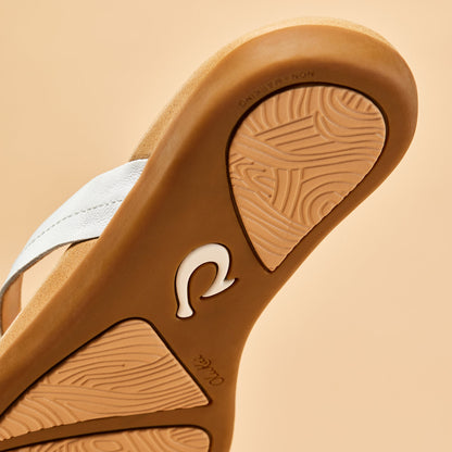 OluKai Smart Buy | Honu Women’s Leather Sandals - Bright White / Golden Sand