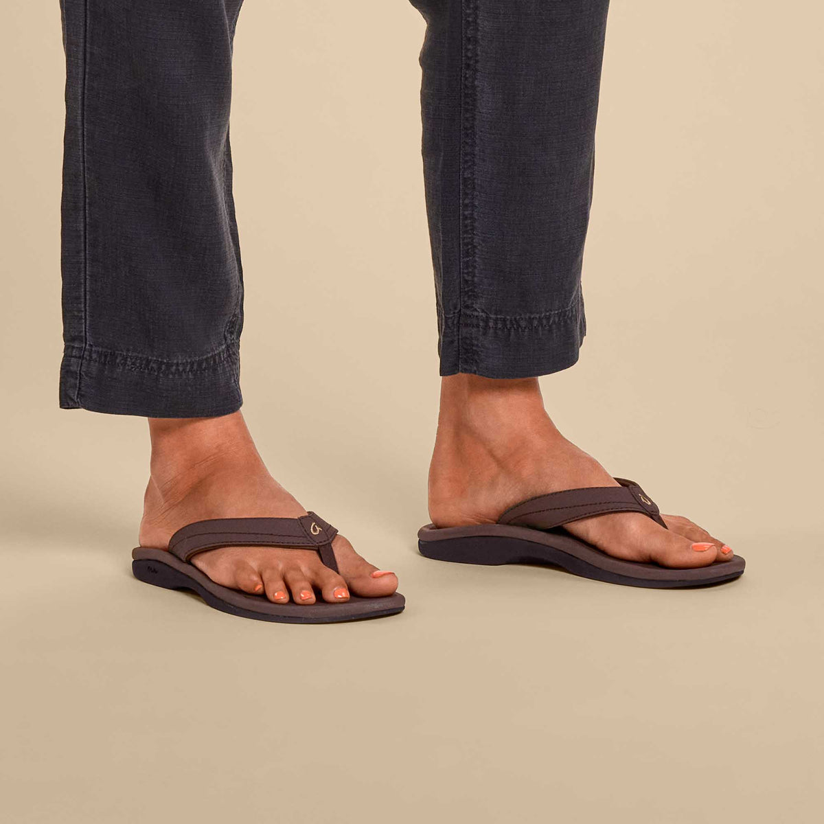 OluKai Best Seller | ‘Ohana Women's Best Selling Beach Sandals - Dark Java