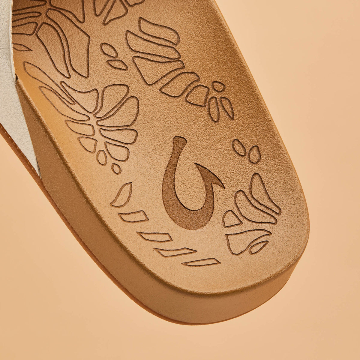 OluKai Deals | Kipe‘a ‘Olu Women‘s Slide Sandals - Puka / Tan