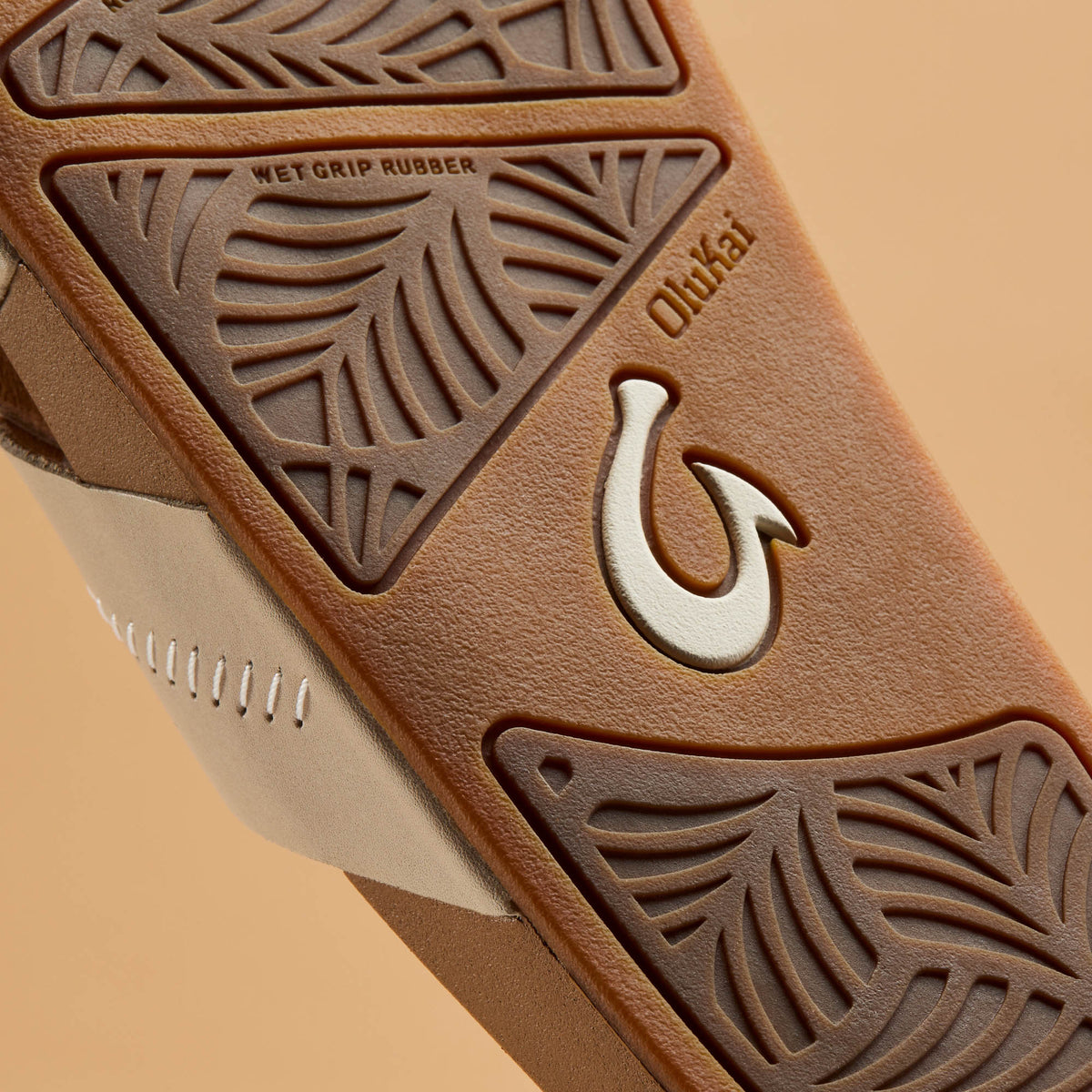 OluKai Deals | Kipe‘a ‘Olu Women‘s Slide Sandals - Puka / Tan