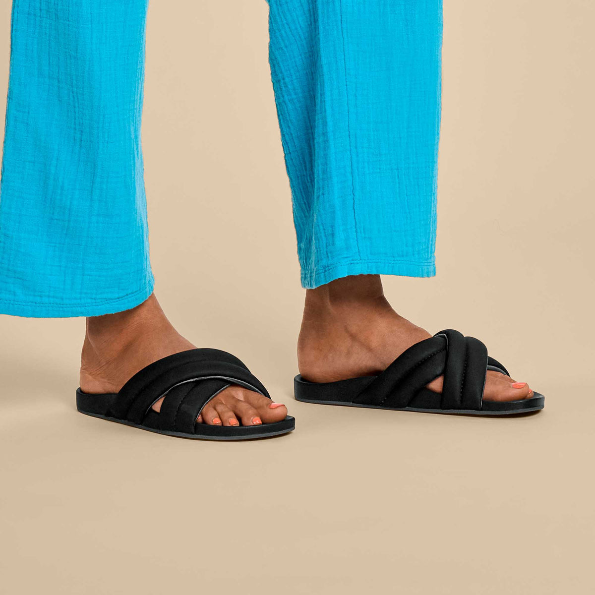OluKai Deals | Hila Women’s Beach Slide Sandals - Black