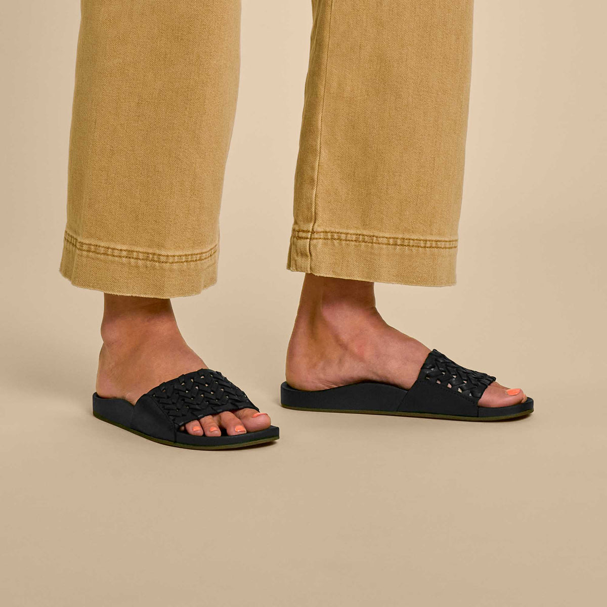 OluKai Best Price | Kāmola Women’s Leather Slide Sandals - Black
