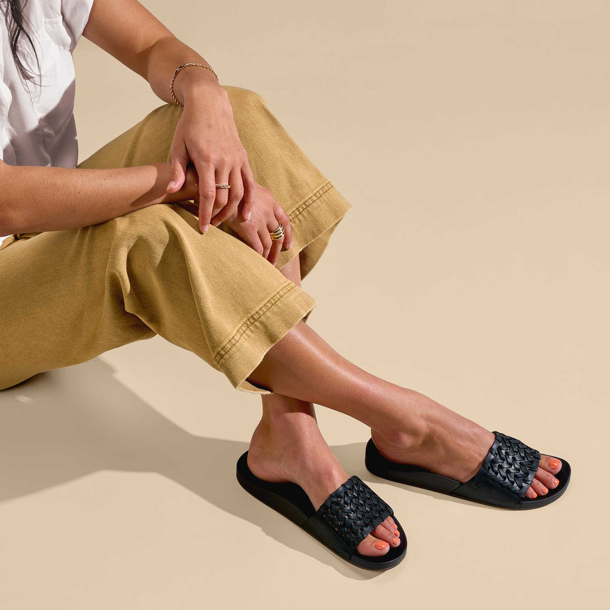 OluKai Best Price | Kāmola Women’s Leather Slide Sandals - Black